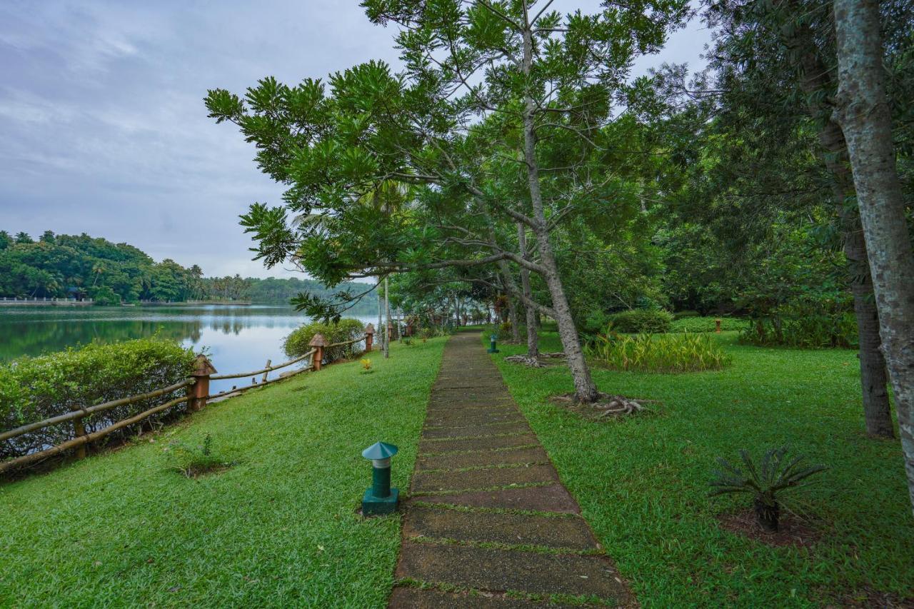 Fragrant Nature Backwater Resort & Ayurveda Spa Kollam Exteriör bild