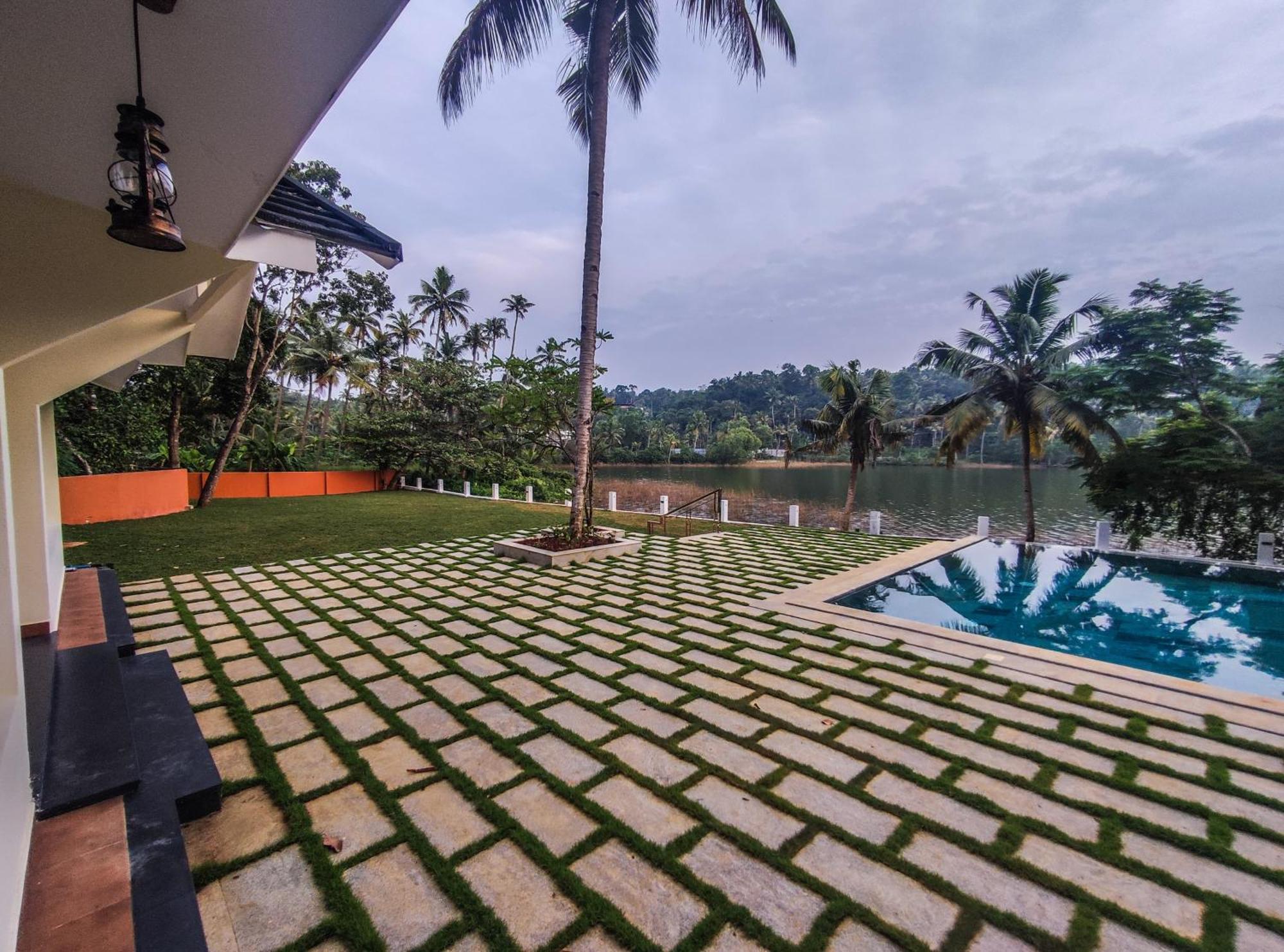 Fragrant Nature Backwater Resort & Ayurveda Spa Kollam Exteriör bild