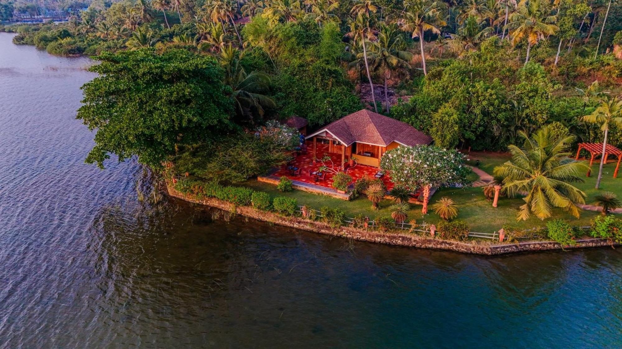 Fragrant Nature Backwater Resort & Ayurveda Spa Kollam Exteriör bild