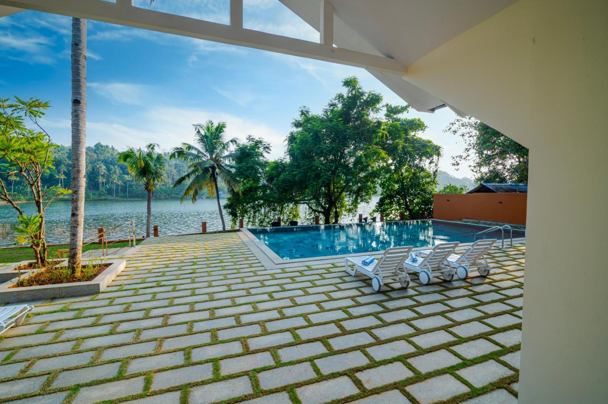 Fragrant Nature Backwater Resort & Ayurveda Spa Kollam Exteriör bild
