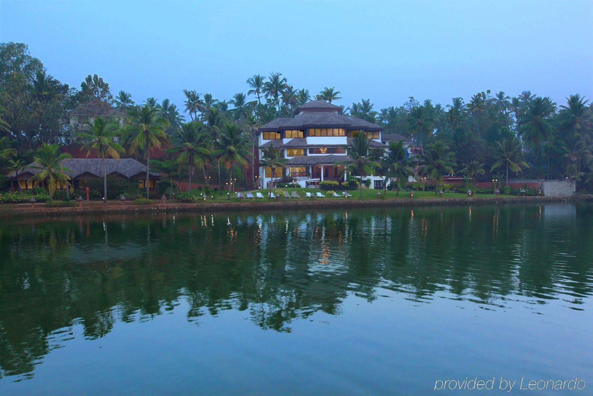 Fragrant Nature Backwater Resort & Ayurveda Spa Kollam Exteriör bild